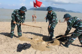 Ấn tượng học viên trường Sĩ quan Không quân dọn rác bãi biển