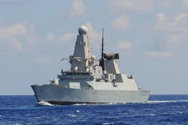 Tường tận siêu hạm Anh bám riết tàu sân bay Nga