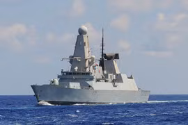 Tường tận siêu hạm Anh bám riết tàu sân bay Nga