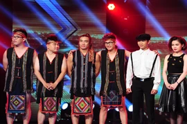 F Band xin tha thứ vì lấy khăn Piêu đóng khố