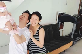 Phan Như Thảo khoe cận mặt con gái một tháng tuổi