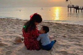 Lộ diện con trai đầu lòng kháu khỉnh của Hòa Minzy