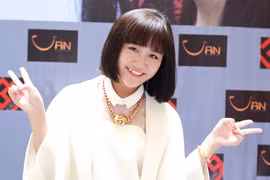 Bùi Anh Tuấn ra HN mừng Văn Mai Hương