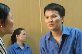 Cán bộ hải quan xộ khám vì buôn lậu xuyên quốc gia