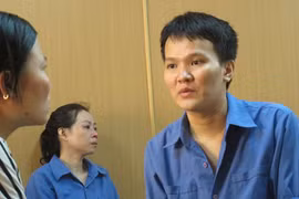 Cán bộ hải quan xộ khám vì buôn lậu xuyên quốc gia