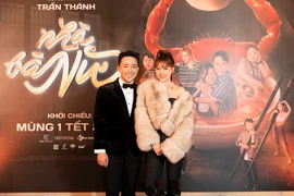 Trấn Thành - Hari Won hạnh phúc sánh đôi ra mắt phim tại HN