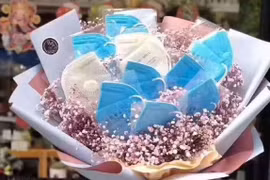 Đón Valentine giữa mùa dịch, Lâm Tâm Như được tặng bó hoa kết từ khẩu trang