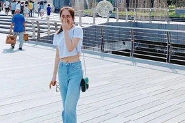 Loạt ảnh toàn thân để lộ chiều cao 1m55 của Hòa Minzy