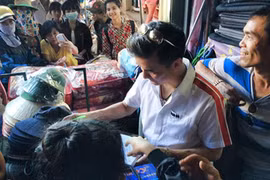 Đàm Vĩnh Hưng bị fan Pleiku vây kín giữa chợ