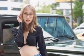 Ca sĩ chuyển giới Lynk Lee mặc hở, vòng 1 trồi sụt thất thường