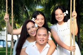 Gia đình Thúy Hạnh về nhà sau gần 4 tháng kẹt ngoài đảo