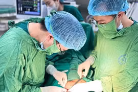 Cứu thai phụ chửa ngoài tử cung, vỡ gây sốc mất máu