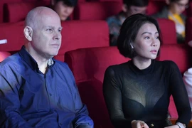 Thu Minh được chồng Tây hộ tống đi tổng duyệt Hoa hậu Hoàn vũ VN