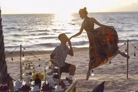 Năm 22 tuổi, Phan Hiển đã tặng Khánh Thi nhẫn kim cương 500 triệu 