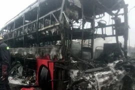 Hai xe khách tông nhau bốc cháy, hơn 10 người thiệt mạng