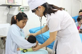 Tự cho con uống sái thuốc phiện, suýt trả giá đắt