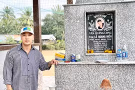 Ưng Hoàng Phúc viếng mộ Vân Quang Long ở Đồng Tháp