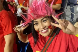 Phương Thanh vạ vật ở sân bay Philippines vẫn phấn khích vì Việt Nam chiến thắng