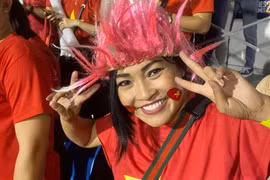 Phương Thanh vạ vật ở sân bay Philippines vẫn phấn khích vì Việt Nam chiến thắng