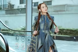 Nhã Phương gây tranh cãi vì mặc váy như đắp mền đi sự kiện