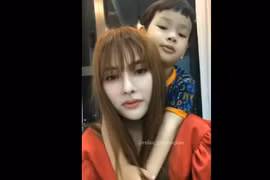 Thêm clip bé Henry ôm chặt Thu Thủy, liên tục khóc nói "ba kỳ quá"