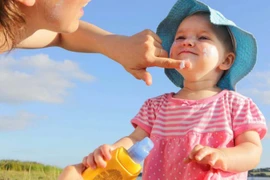 Hướng dẫn lựa chọn kem chống nắng an toàn cho bé