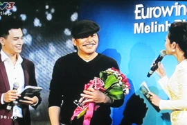 NS Trần Tiến lên nhận giải thưởng cho Chiếc vòng cầu hôn