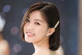 “Trà tiểu tam” Lương Thanh khoe vai trần gợi cảm ở sự kiện