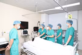 Cô gái 19 tuổi thủng dạ dày vì khuyên đeo lưỡi