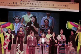 NTK Minh Hạnh diễn thuyết thời trang trước người dân Nhật Bản