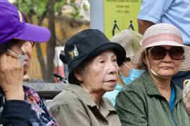 Nạn nhân trái phiếu SCB đội nắng ngóng phiên toà xử Vạn Thịnh Phát 