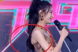 Địch Lệ Nhiệt Ba lòi mỡ nách trên sóng truyền hình