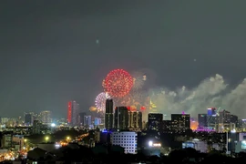Pháo hoa thắp sáng bầu trời TP HCM mừng Đại lễ 30/4