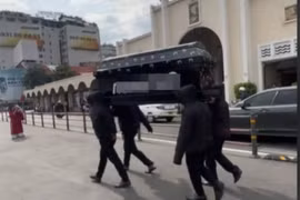 Luật sư nói gì vụ nhóm người khiêng quan tài diễu phố ở TPHCM?