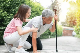 Cách phòng ngừa đột quỵ ở người cao tuổi khi trời lạnh