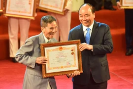 Nghệ sĩ Trần Hạnh xúc động nhận danh hiệu NSND ở tuổi 90