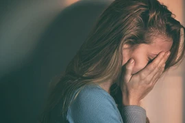 Phát hiện chiếc áo ngực trong hành lý của chồng, tôi bật khóc