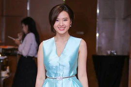 Hot girl Midu sang chảnh xách túi 60 triệu đi sự kiện