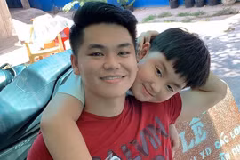 Con trai riêng của Lê Phương mua quà sinh nhật tặng bố dượng Trung Kiên