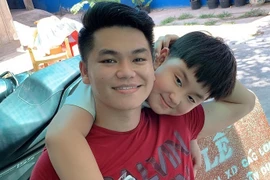 Con trai riêng của Lê Phương mua quà sinh nhật tặng bố dượng Trung Kiên