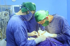 Khàn tiếng, nuốt đau, đi khám phát hiện ung thư thanh quản