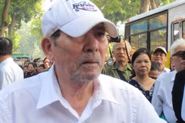 Nhà văn Lê Lựu dò từng bước đến tiễn biệt Đại tướng