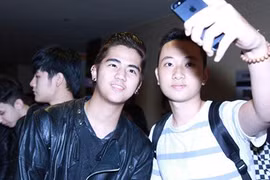 Diễn viên Thái Lan tươi rói chụp ảnh cùng fan Việt