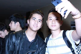 Diễn viên Thái Lan tươi rói chụp ảnh cùng fan Việt