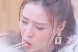 Ninh Dương Lan Ngọc đẹp bất chấp ngay cả khi thoải mái ăn tới… méo miệng