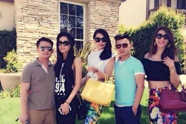 Bằng Kiều tình tứ ôm eo Dương Mỹ Linh 