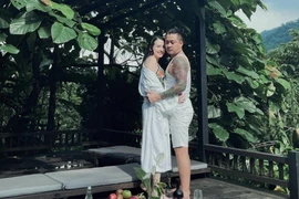 Khoảnh khắc ngọt ngào của Tuấn Hưng và vợ kém 12 tuổi