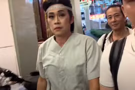 Hoài Linh từ chối khi bị YouTuber quay thẳng mặt