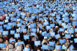 G-Dragon xuất ngũ, hơn 3000 người hâm mộ đến đón gây choáng váng