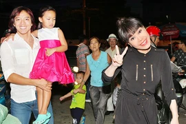 Việt Hương đưa chồng và con gái về VN giỗ Tổ nghề